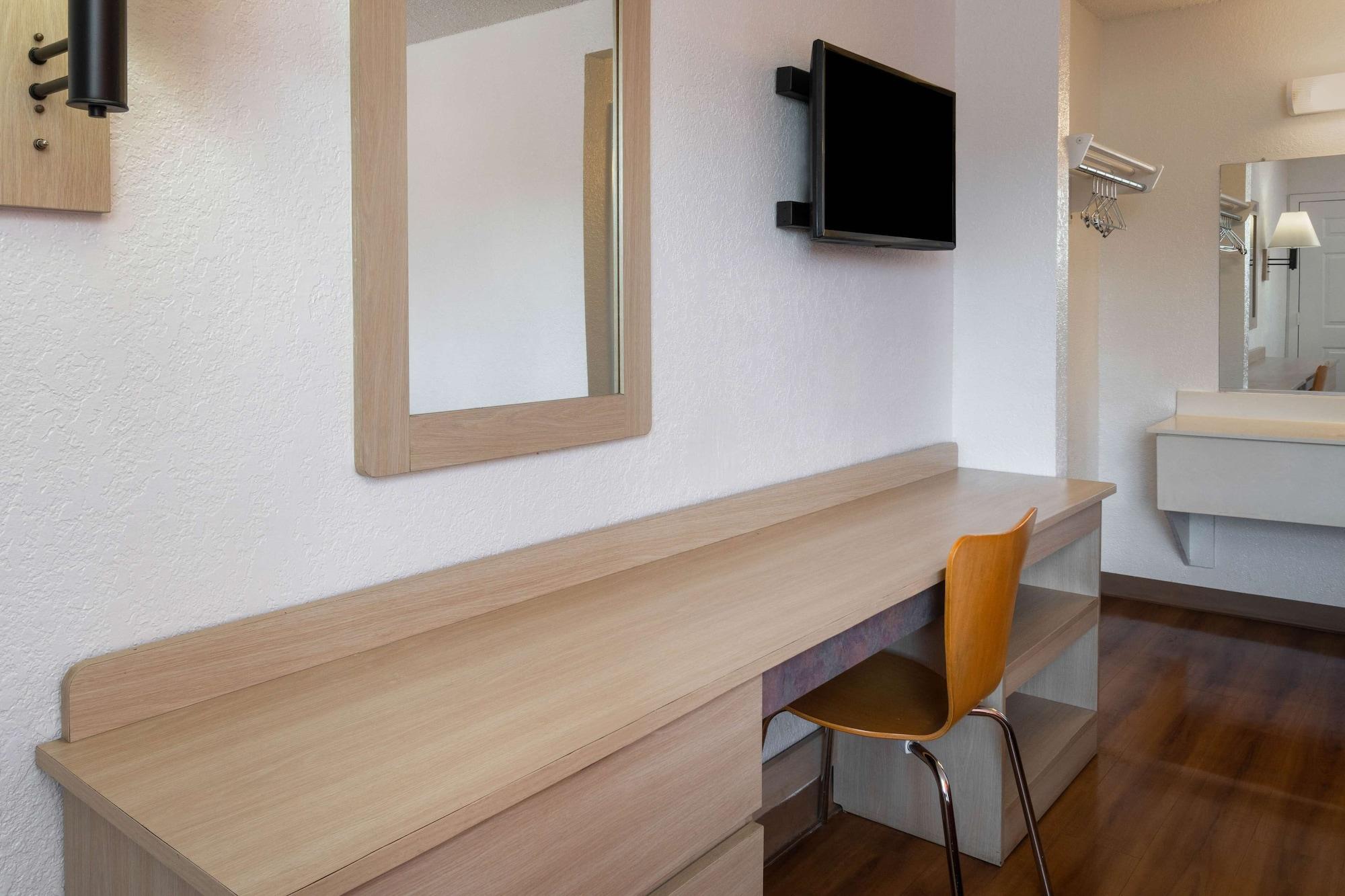 6-sepulveda, Ca - Angeles - Nuys - North Hills Hotel